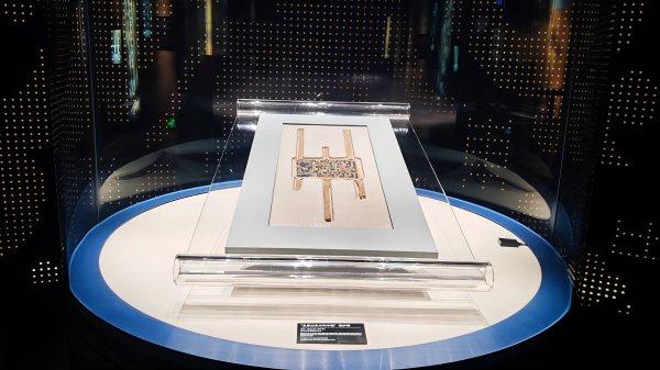 股票配资公司开户 中华锦绣——“五星出东方利中国”锦护臂国宝展在新疆开展